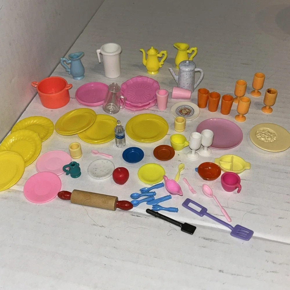 Lot of 59 Pieces Vintage Barbie Accessories Dishes Kitchen‎ Plates Cups B3
